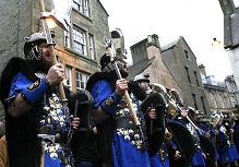 2007 Jarl Squad in full voice at the Market Cross during the morning marching. Photo courtesy of Millgaet Media.